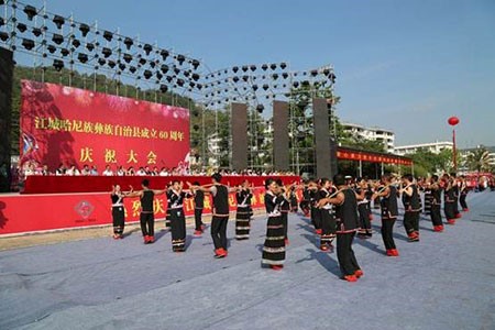 一城連三國的民族自治縣60周年慶典晚會民族服飾定制